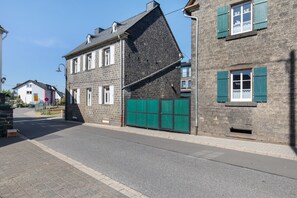 Exterior - Holiday Home 'Family' with Shared Terrace and Wi-Fi (Thür)