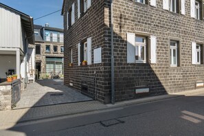 Exterior - Holiday Home 'Family' with Shared Terrace and Wi-Fi (Thür)