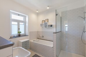 Shower, hair dryer, towels - Holiday Home 'Family' with Shared Terrace and Wi-Fi (Thür)