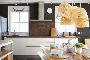 Køleskab, mikrobølgeovn, ovn, kogeplade