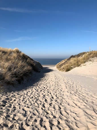 Beach nearby. Apartment 'Inselhuuske I' with Private Terrace, Private Garden and Wi-Fi