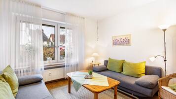 Fernseher, Tischtennisplatte, Stereoanlage