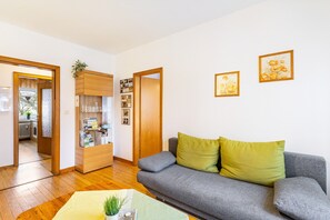 Una televisión, una mesa de tenis de mesa, un reproductor estéreo