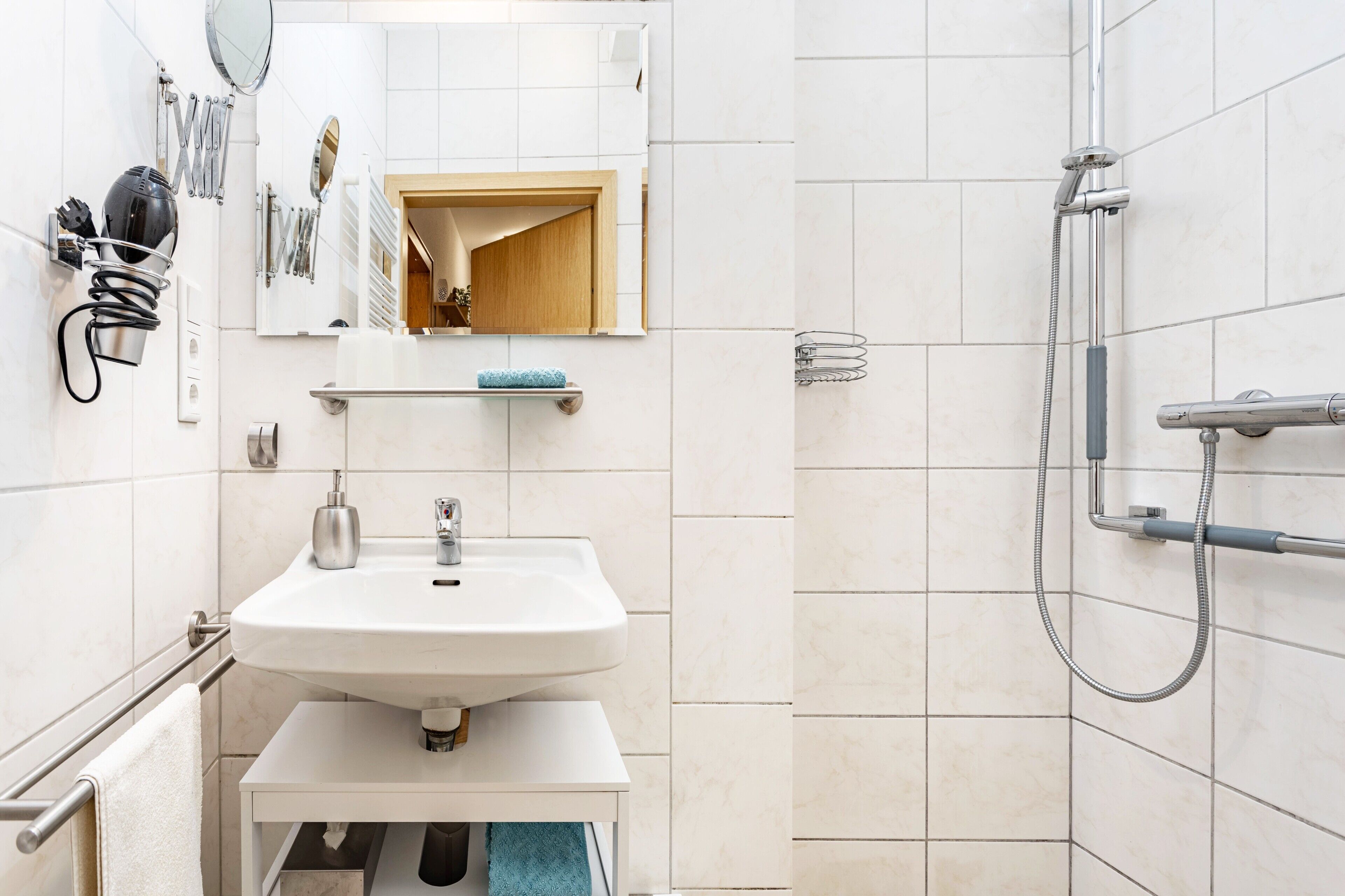 Shower, hair dryer, towels