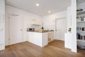 Fridge, microwave, stovetop, dishwasher