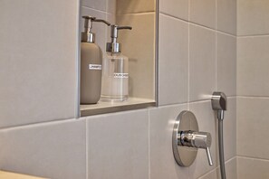 Dusche, Haartrockner, Handtücher