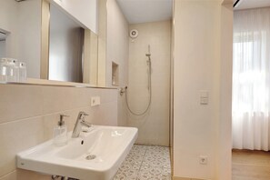 Regadera, secadora de cabello, toallas 