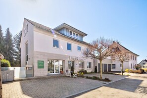 Exterior - Room '1' with Shared Terrace and Wi-Fi (Vöhringen)