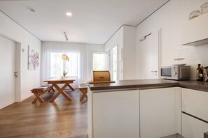 Frigorífico, microondas, placa de cocina y lavavajillas