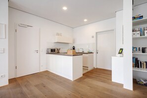 Réfrigérateur, micro-ondes, plaque de cuisson, lave-vaisselle