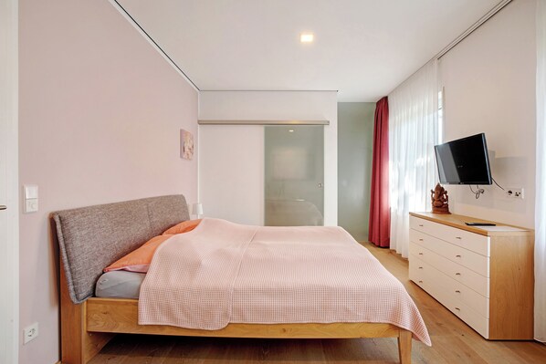 1 habitación, tabla de planchar con plancha, wifi gratis y ropa de cama 