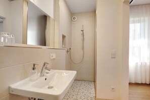 Dusche, Haartrockner, Handtücher