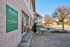 Exterior - Room '2' with Shared Terrace and Wi-Fi (Vöhringen)