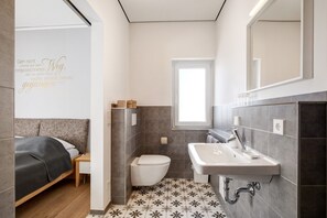 Shower, hair dryer, towels - Room '2' with Shared Terrace and Wi-Fi (Vöhringen)