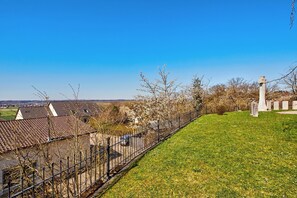 A cemetery with a fence, tombstones, and a cross. - Room '2' with Shared Terrace and Wi-Fi (Vöhringen)