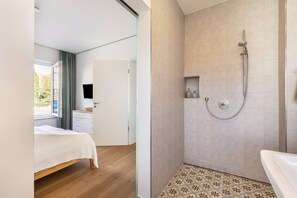 Douche, sèche-cheveux, serviettes fournies