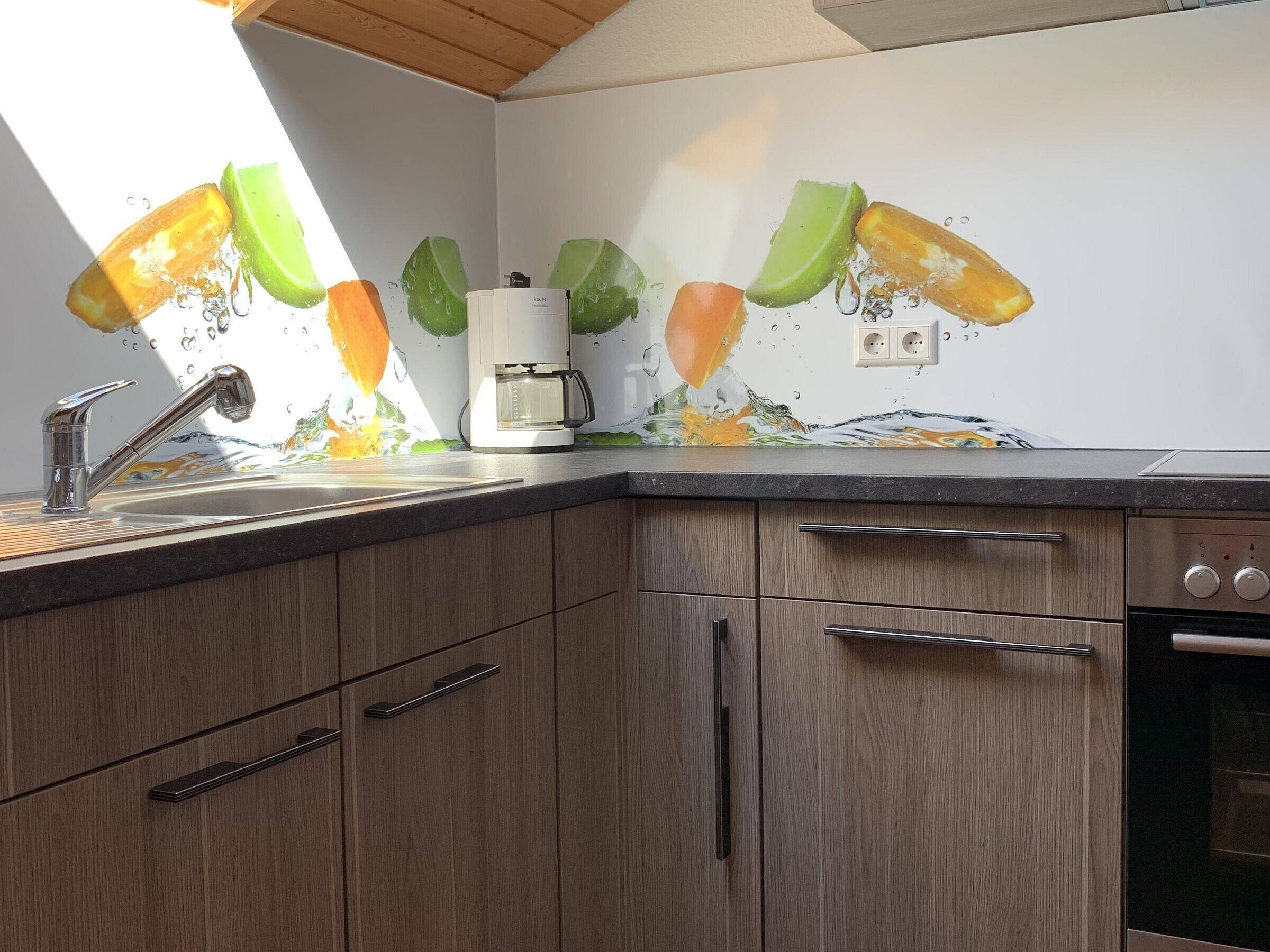 Kühlschrank, Ofen, Herdplatte, Wasserkocher mit Kaffee-/Teezubehör