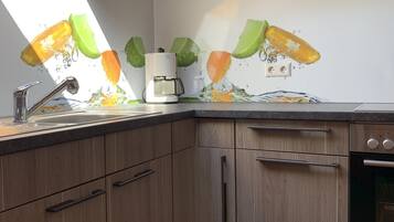 Kühlschrank, Ofen, Herdplatte, Wasserkocher mit Kaffee-/Teezubehör