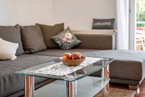 Televisie, een tafeltennistafel en een stereo