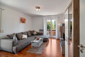 Televisie, een tafeltennistafel en een stereo