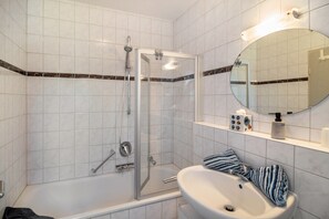 Shower, hair dryer, towels - Apartment '01' with Shared Terrace, Balcony and Wi-Fi (Lindau)