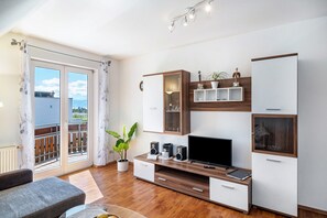 TV, table tennis, stereo