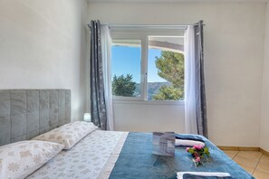 Căn hộ dành cho gia đình, 2 phòng ngủ, cạnh núi (Miramare 2 LUX - Total Sea View) | 2 phòng ngủ, bộ trải giường 