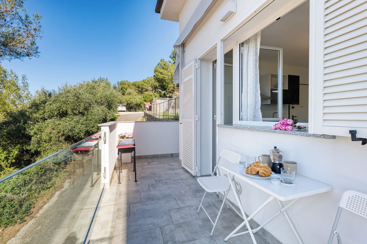 Familieleilighet, 2 soverom, terrasse, ved fjell (Miramare 1 LUX - Total Sea View) | Utendørsservering