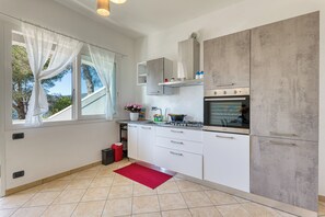 Family Apartment, Multiple Bedrooms, Mountainside (Miramare 2 LUX - Total Sea View) | Private kitchen
