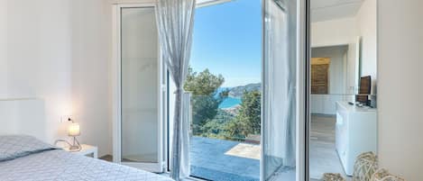 Family Apartment, 2 Bedrooms, Terrace, Mountainside (Miramare 1 LUX - Total Sea View) | 2 bedrooms, bed sheets