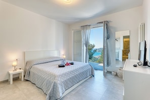 Familienapartment, Mehrere Schlafzimmer, Bergseite (Miramare 1 LUX - Total Sea View) | 2 Schlafzimmer, Bettwäsche