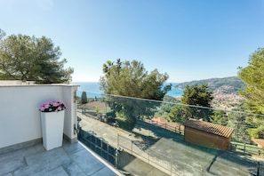 Familienapartment, Mehrere Schlafzimmer, Bergseite (Miramare 1 LUX - Total Sea View) | Unterkunftsgelände