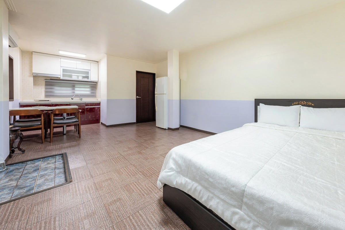 Basic Room, 1 Bedroom (Obsidian (Dog-friendly / Private BBQ)) | 1 bedroom, free WiFi