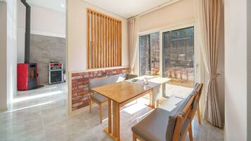 Basic-værelse - 3 soveværelser (Freesia A) | 3 soveværelser, gratis Wi-Fi