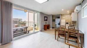 A modern apartment with a balcony, a dining area, and a kitchen. - The Seaside 2, Taean (Taean)
