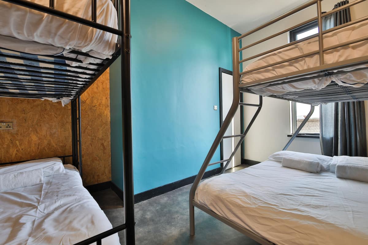 Studio 95 - Private Dormitory in Swansea Hostel Sleeps 5 | WiFi (無料)、ベッドシーツ