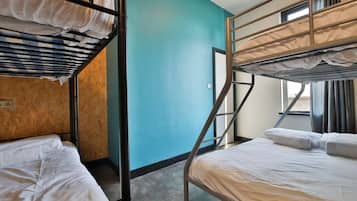 Studio 95 - Private Dormitory in Swansea Hostel Sleeps 5 | Free WiFi, bed sheets