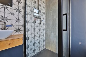 Shower, free toiletries, towels, soap - Studio 95 - Shared & Private Rooms (Swansea)