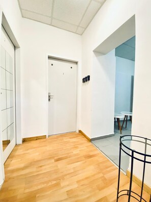 Habitación básica, vista a la ciudad | Tabla de planchar con plancha y wifi gratis 