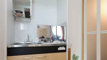 Apartamento, para não fumantes (D-2) | Cozinha privada | Frigobar, micro-ondas, cooktop, chaleira elétrica