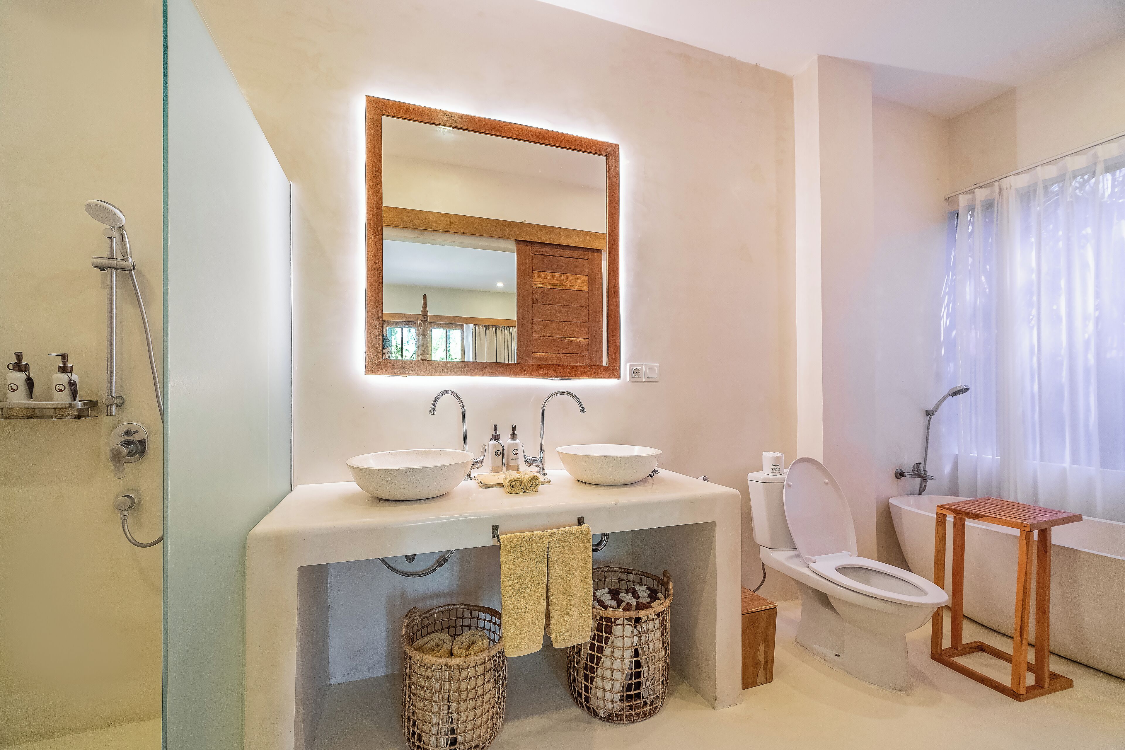 Estudio, patio | Baño | Ducha y bañera combinadas y cabezal de ducha tipo lluvia