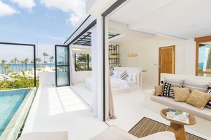 Habitación estándar, balcón, vistas a la piscina | Zona de estar | Una televisión de pantalla plana, Netflix, servicios de streaming