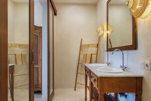 Habitación estándar, balcón, vistas a la piscina | Decoración individual, mobiliario individual, escritorio