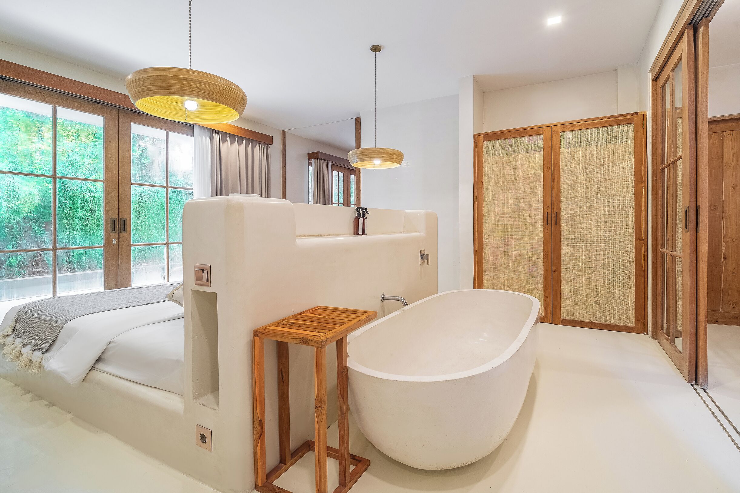 Grand Bali Suite | Bathroom | Combined shower/tub, rainfall showerhead, free toiletries, hair dryer