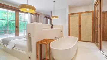 Grand Bali Suite | Bathroom | Combined shower/tub, rainfall showerhead, free toiletries, hair dryer