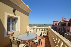 Outdoor dining - PLAYA CANELA 25 - Three Bedroom Apartment, Sleeps 7 (Punta del moral)