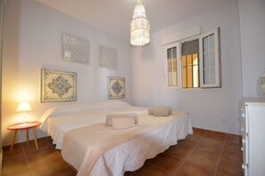 3 chambres, fer et planche à repasser, Wi-Fi gratuit, draps fournis