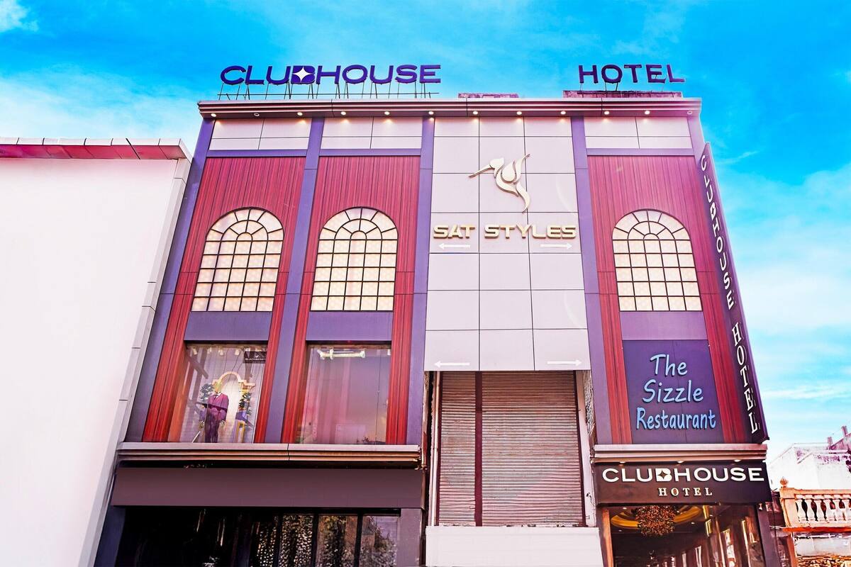 A building with signs for 'CLUBHOUSE HOTEL' and 'The Sizzle Restaurant'.
