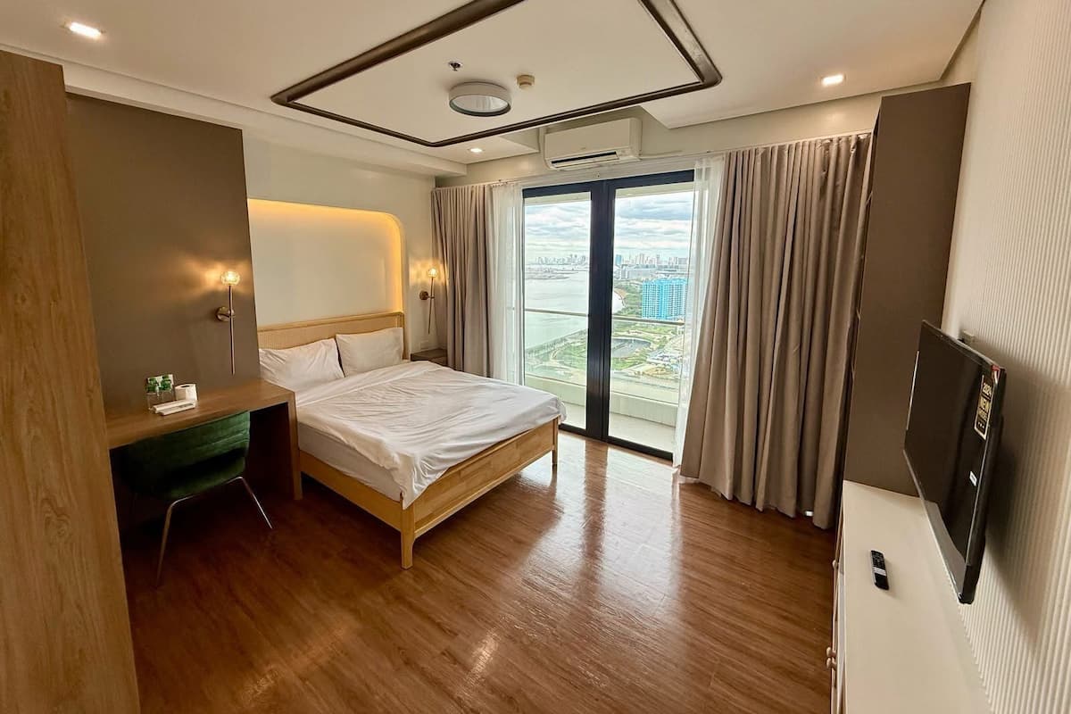 Premier Suite, 1 Bedroom, Bay View | 1 bedroom, free WiFi, bed sheets