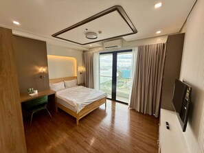Premier Suite, 1 Bedroom, Bay View | Premium bedding, individually decorated, individually furnished - Sapphire Seaview Park (Parañaque)